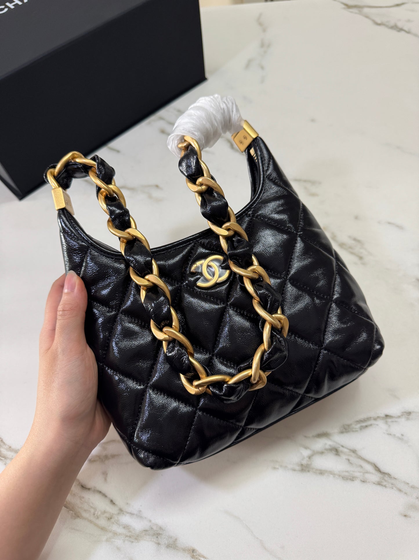 CHANEL 24A Hobo 小號 油臘皮黑色