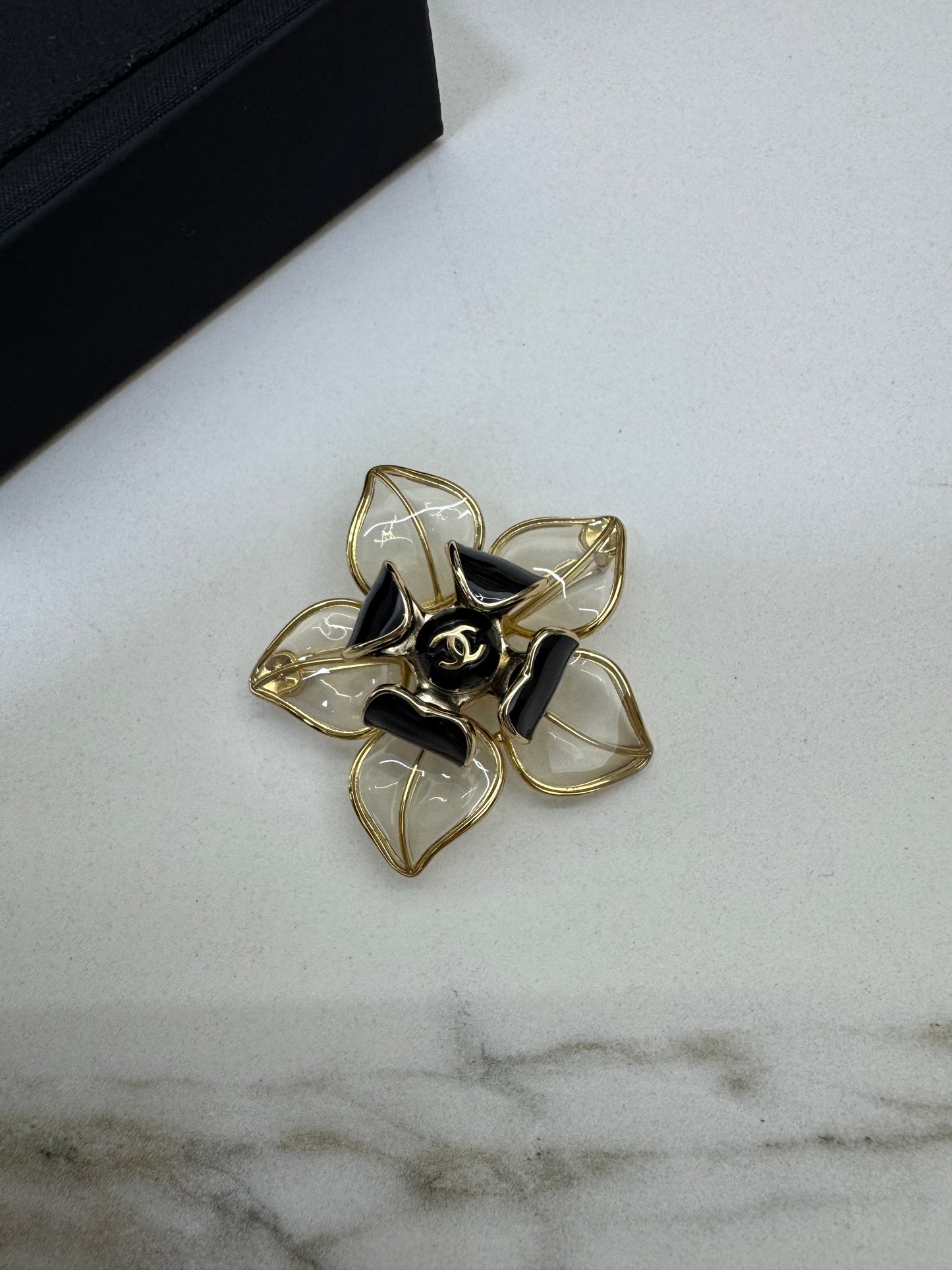 CHANEL 26A 透明花琺瑯胸針