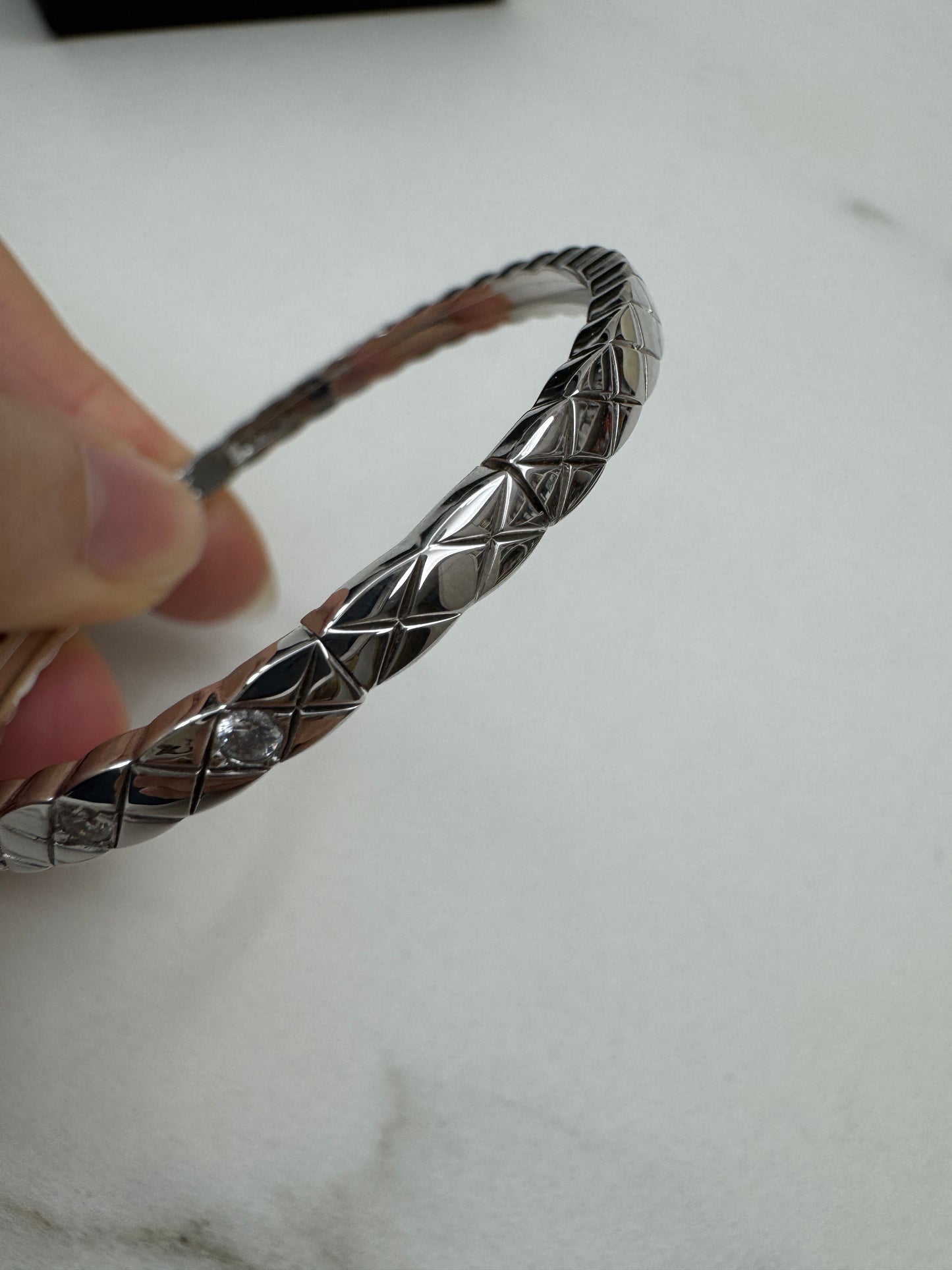 CHANEL Coco Crush 半鑽手鐲 白金色