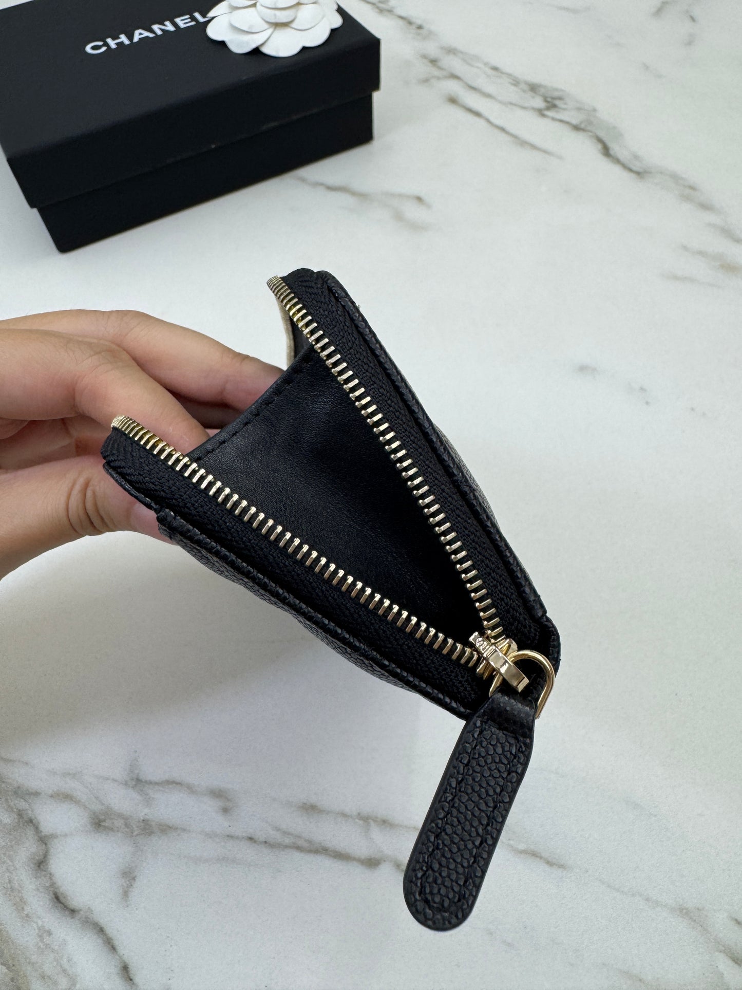 CHANEL L型拉鏈卡包 雕刻菱格扣