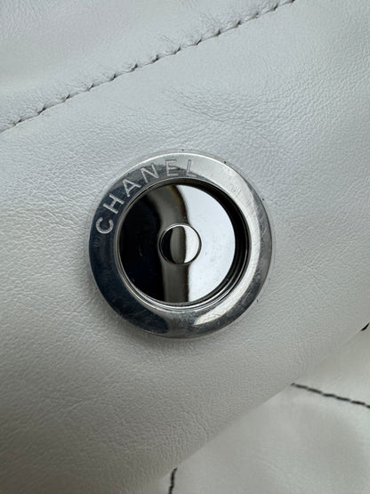 CHANEL 22Bag Medium 白色黑線