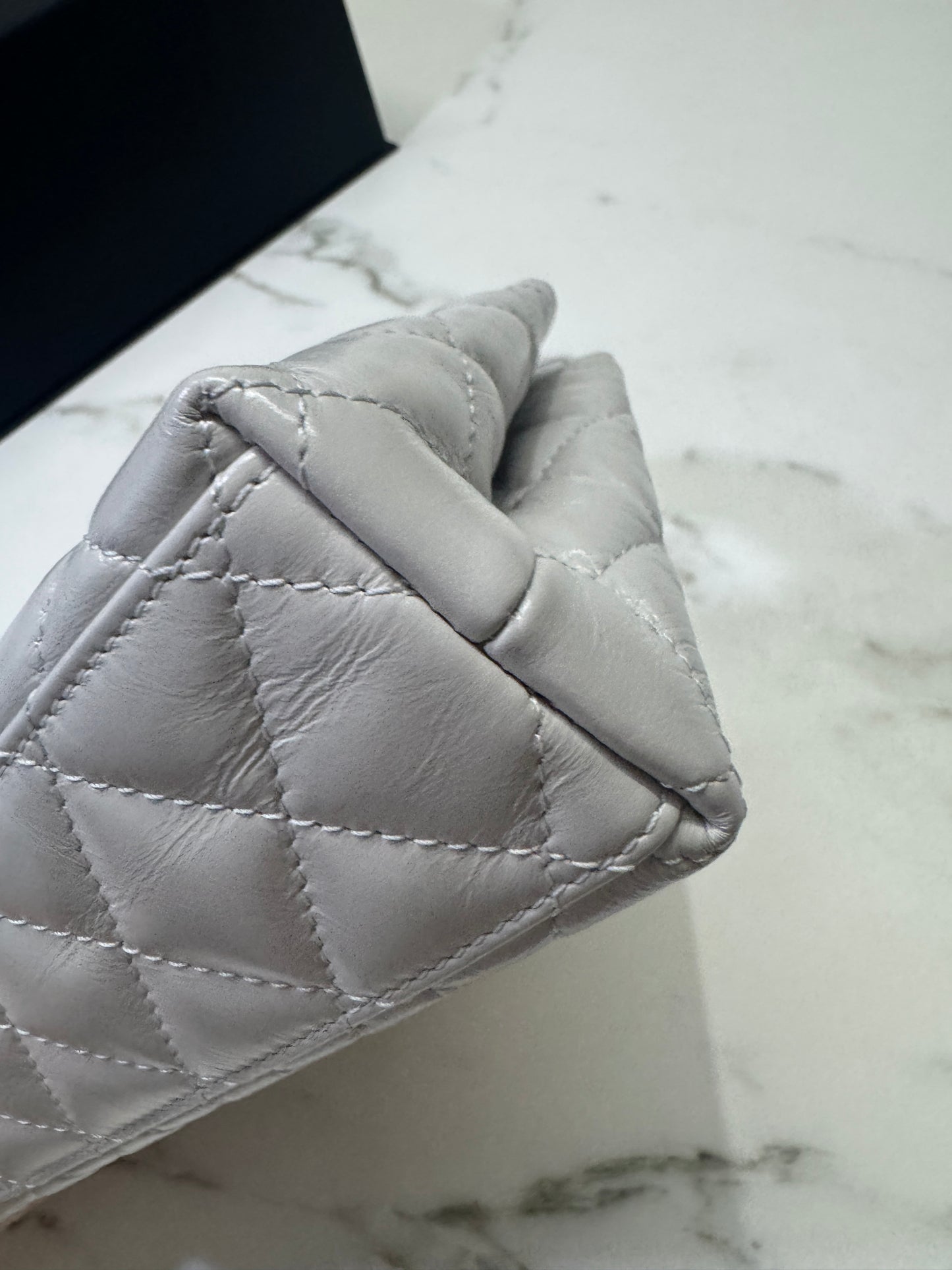 CHANEL 25C Kelly 奶灰色 Incas亮面小牛皮