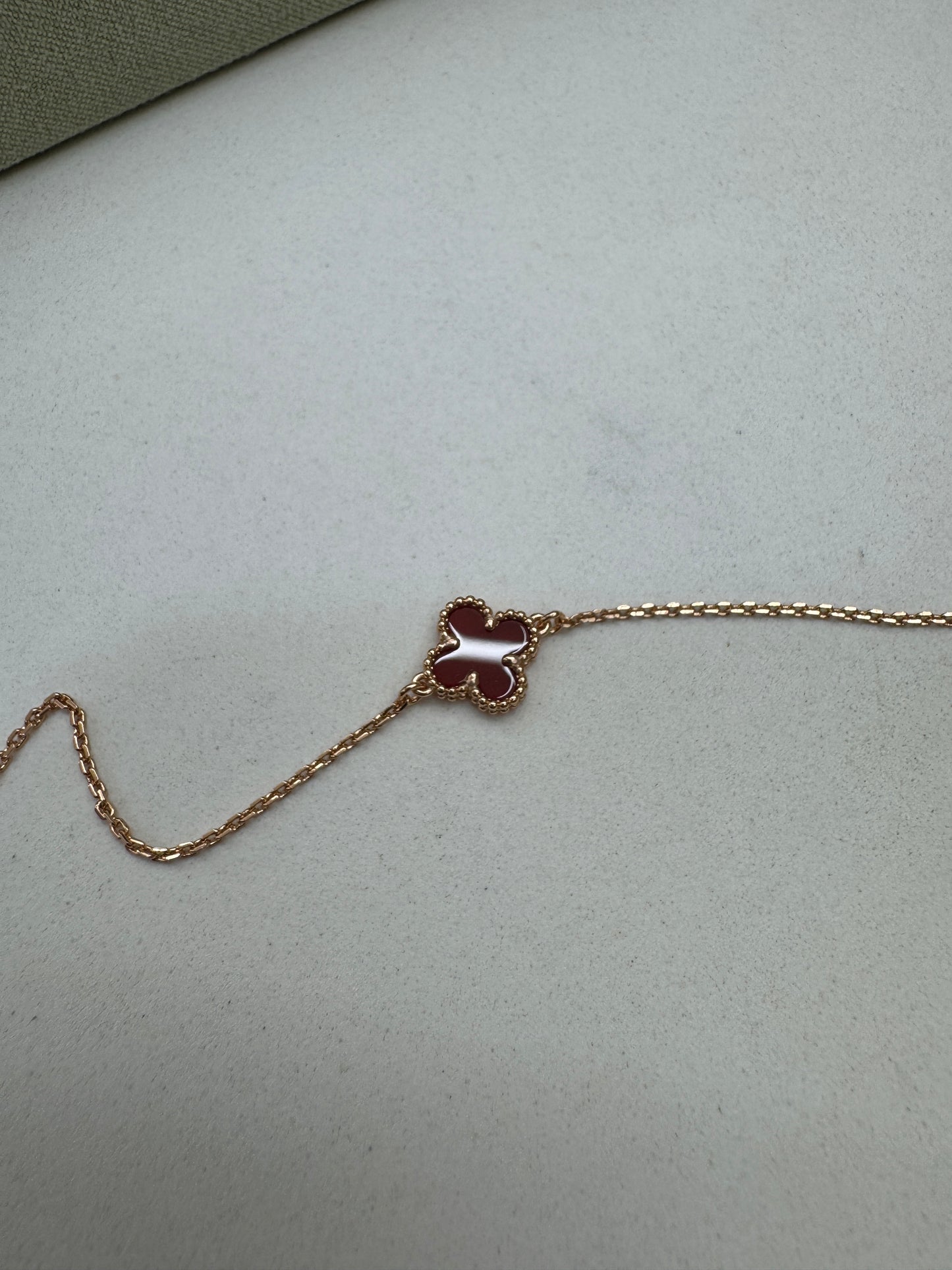VCA Sweet Alhambra Bracelet 紅玉髓