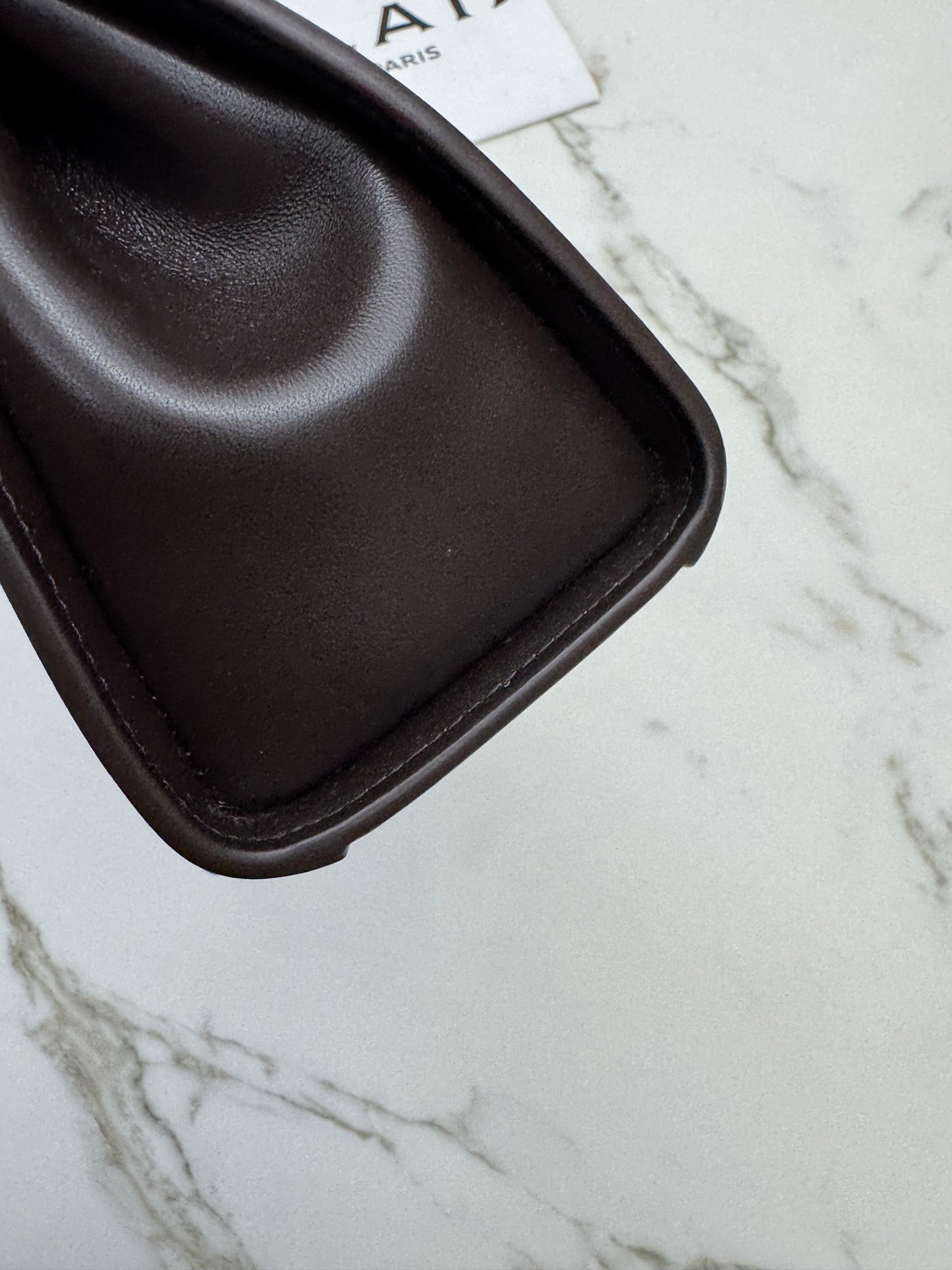 ALAIA Le Click East West Medium 深棕色