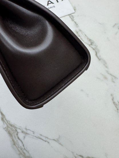 ALAIA Le Click East West Medium 深棕色