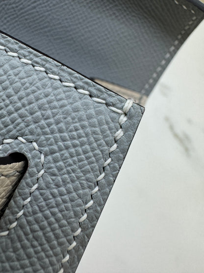 HERMES Kelly 25 冰川藍拼奶昔白 Epsom 香檳金扣 8U Bleu Glacier/ 10 Craie PBHW