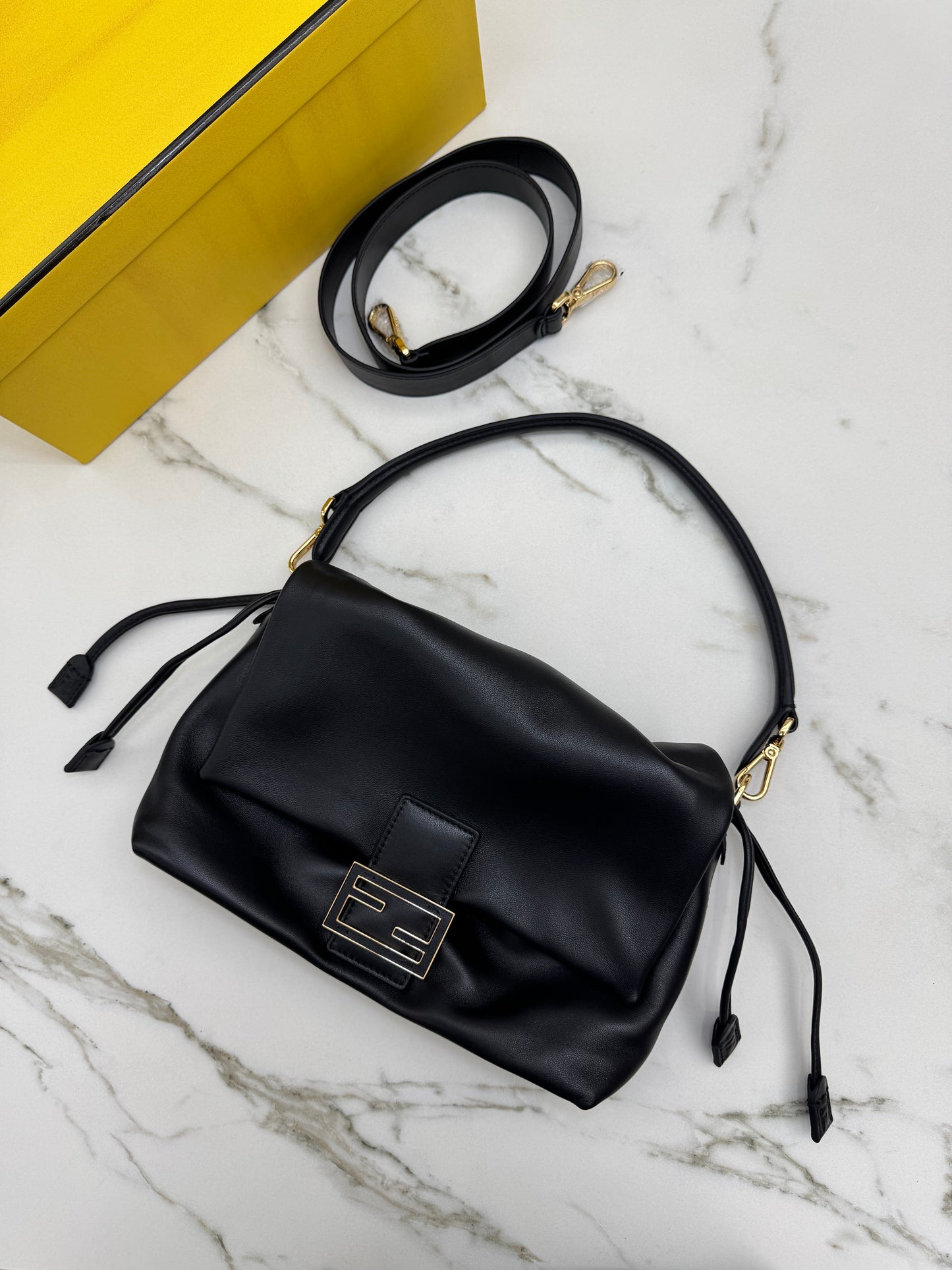 FENDI Mamma Baguette 黑色 Medium