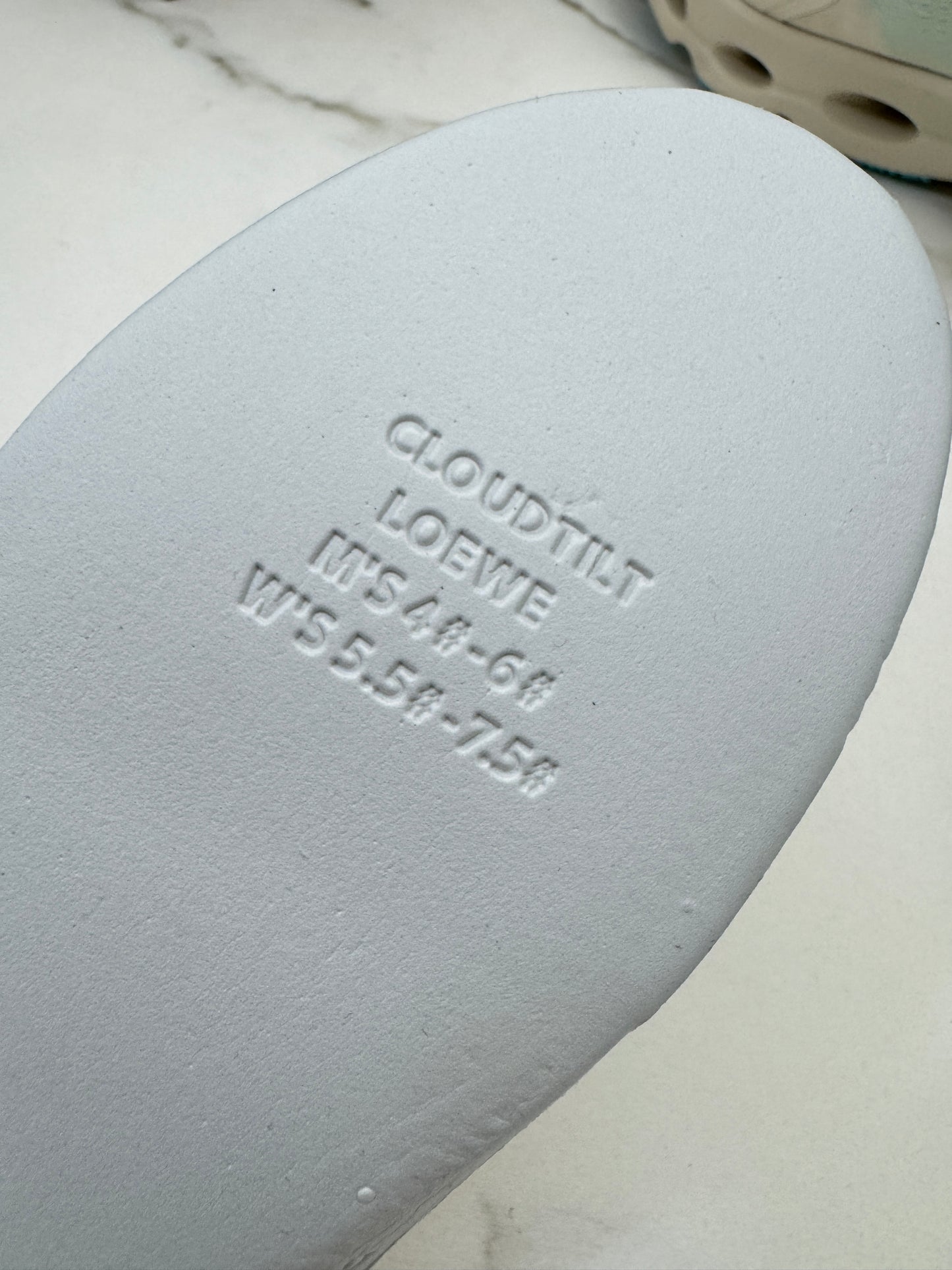 LOEWE X ON 8.0 淺米拼天藍色