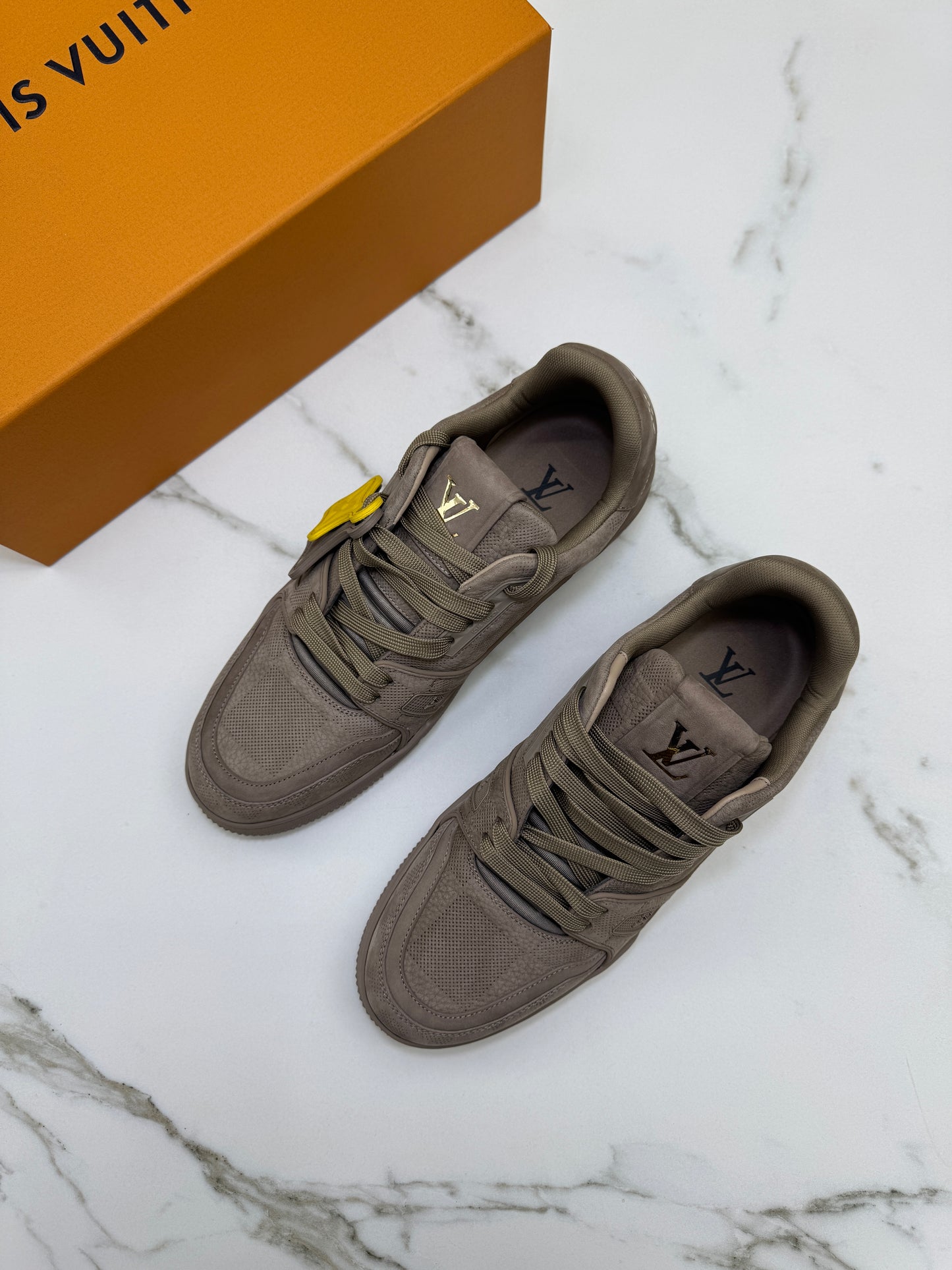 LV Trainer 大象灰 1AH618