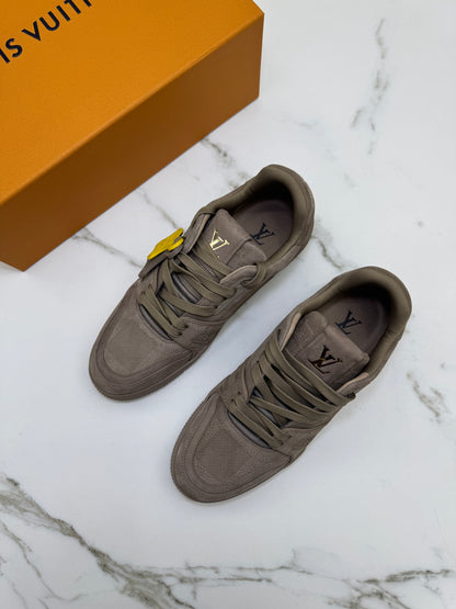 LV Trainer 大象灰 1AH618