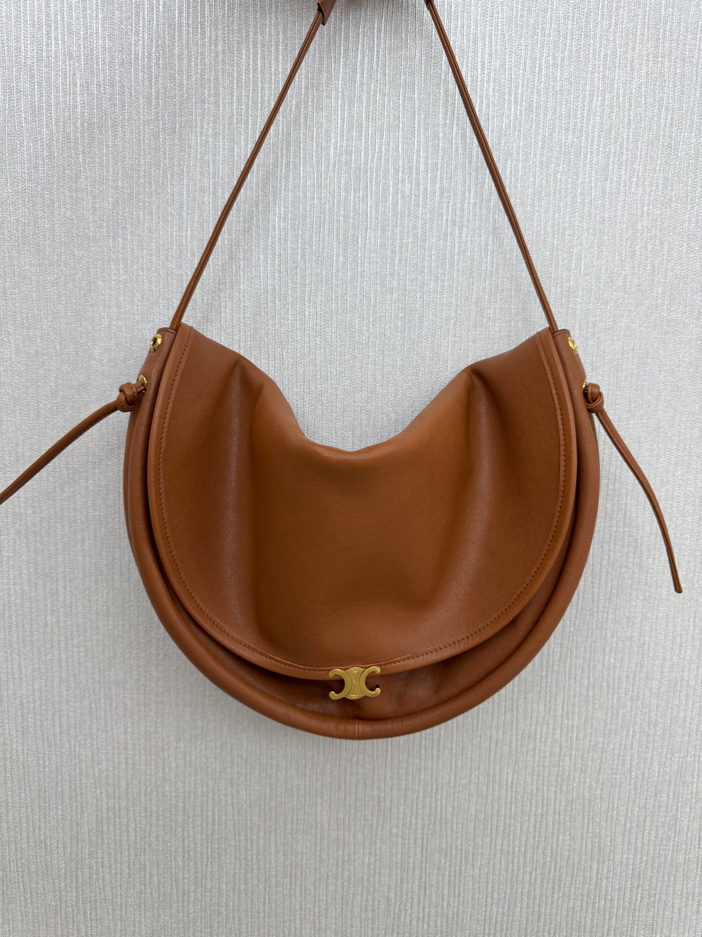 CELINE Soft Triomphe Half Moon 焦糖棕