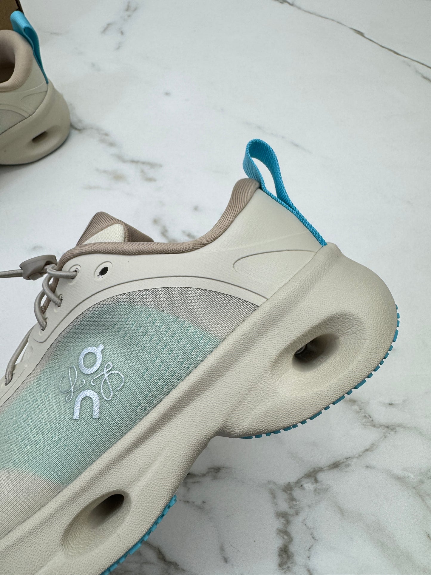 LOEWE X ON 8.0 淺米拼天藍色