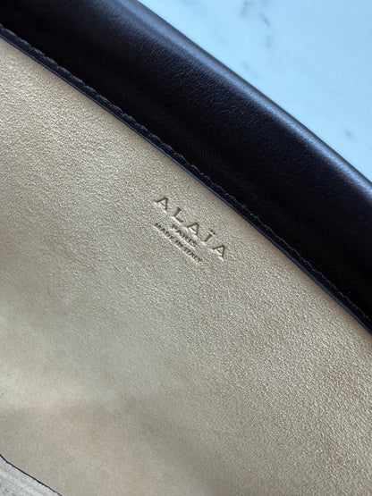 ALAIA Le Click East West Medium 深棕色