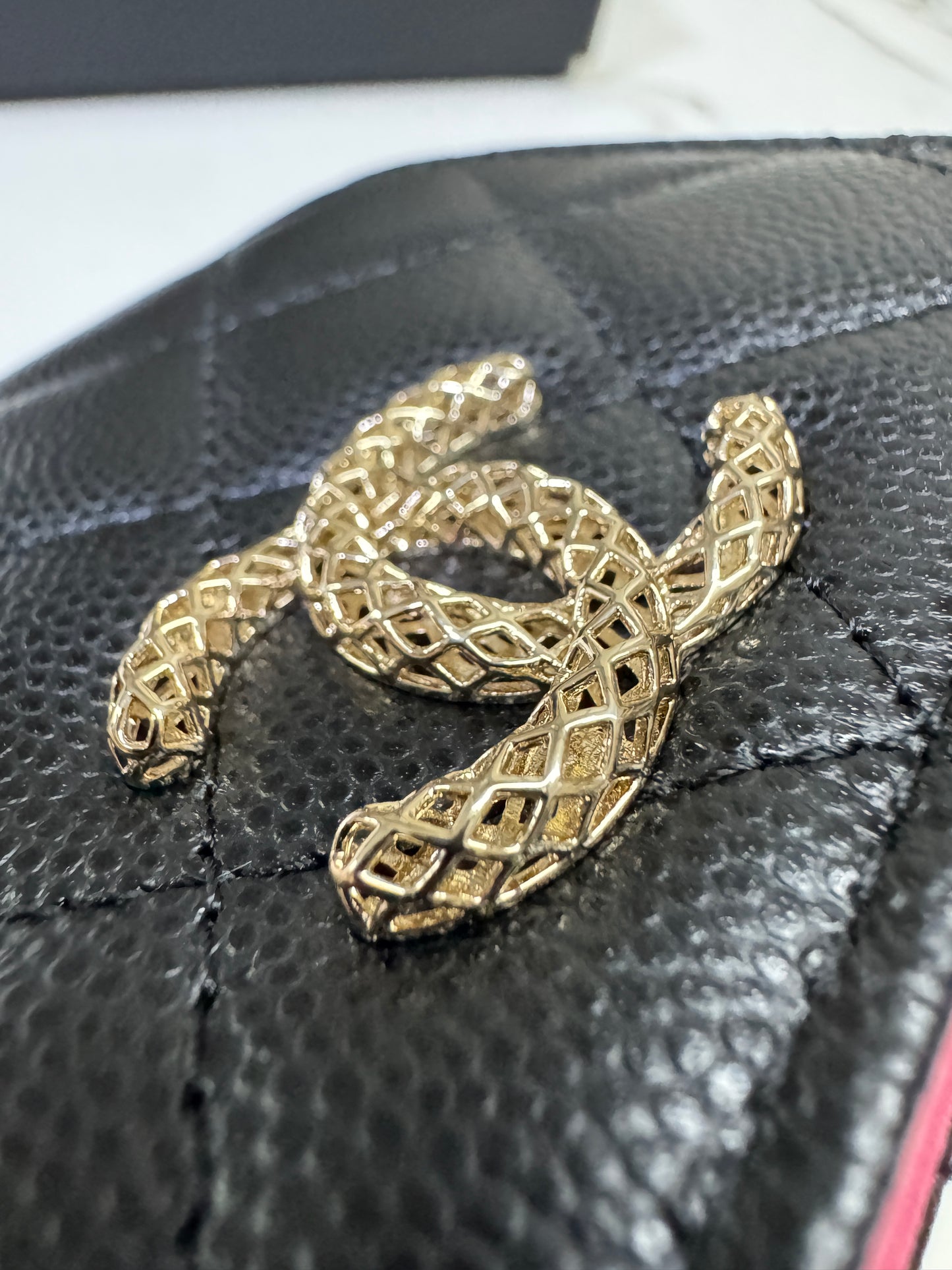CHANEL 23P 鏤空扣 兩摺錢包 黑
