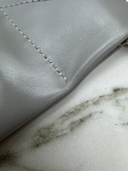 CHANEL 22 Bag Medium 23C淺灰色銀扣