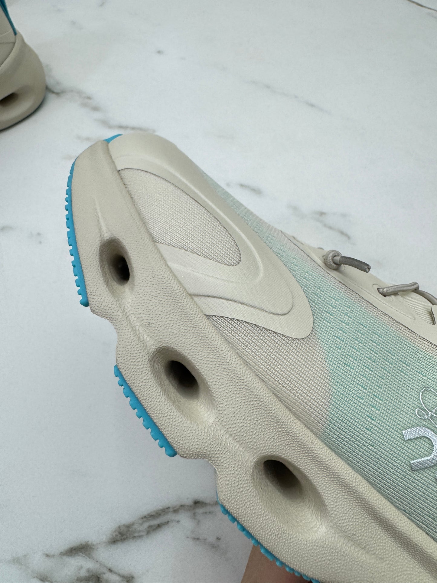 LOEWE X ON 8.0 淺米拼天藍色