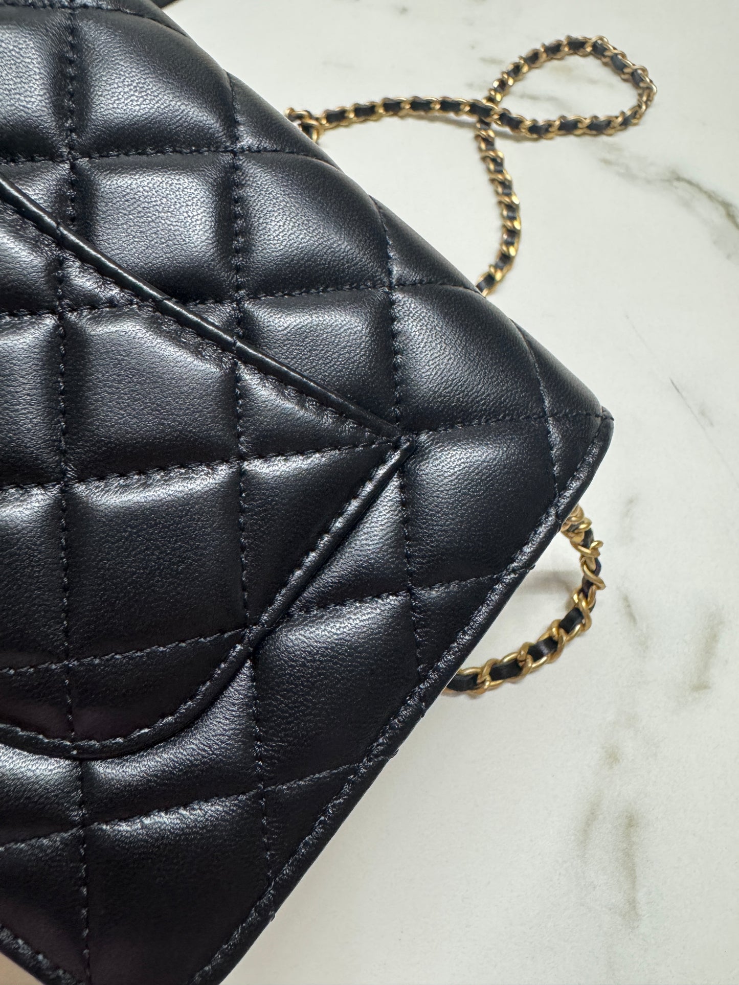 CHANEL woc 24A 琺瑯調節扣 羊皮 黑