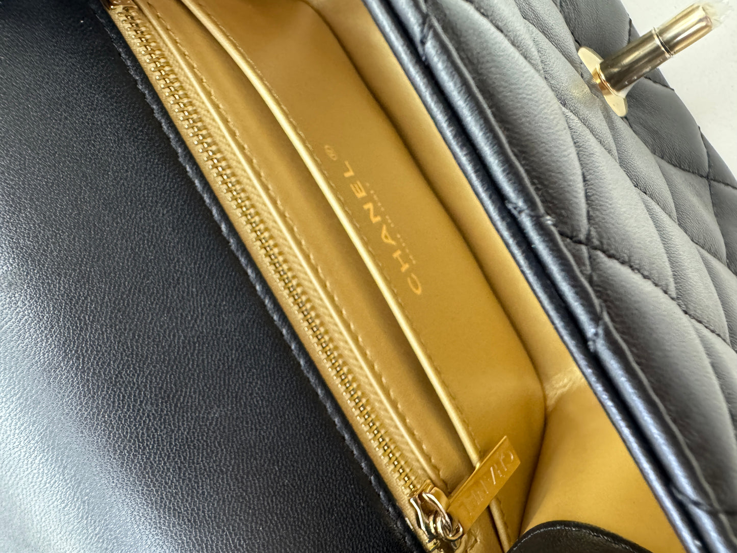 CHANEL 25K 亮面淺金球 Mini CF17 方胖子