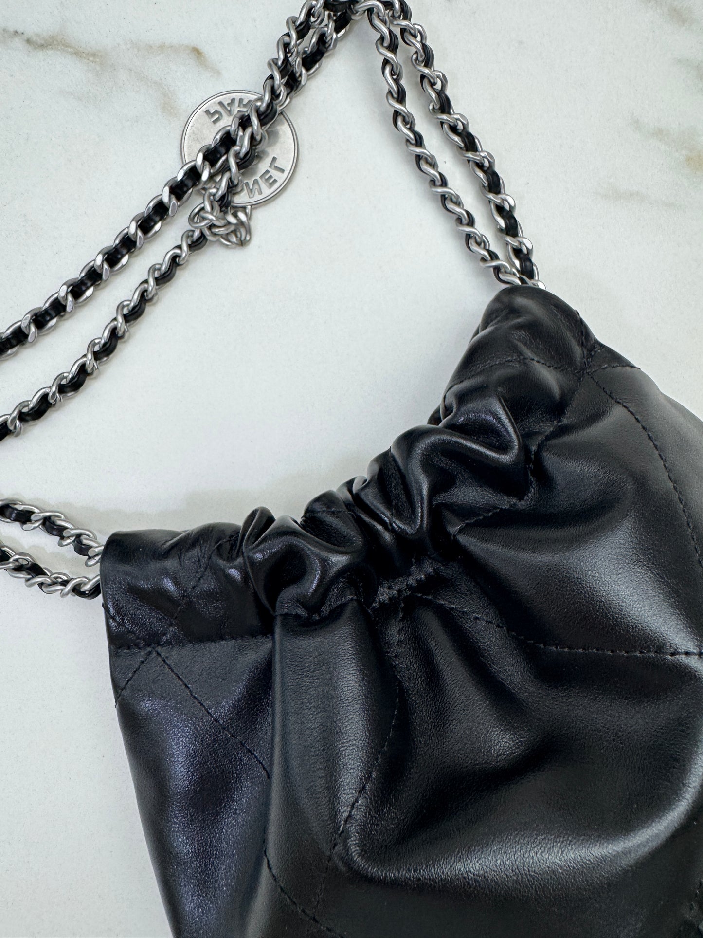 CHANEL Mini 22 Bag 黑銀 【同步最新磁吸扣版】