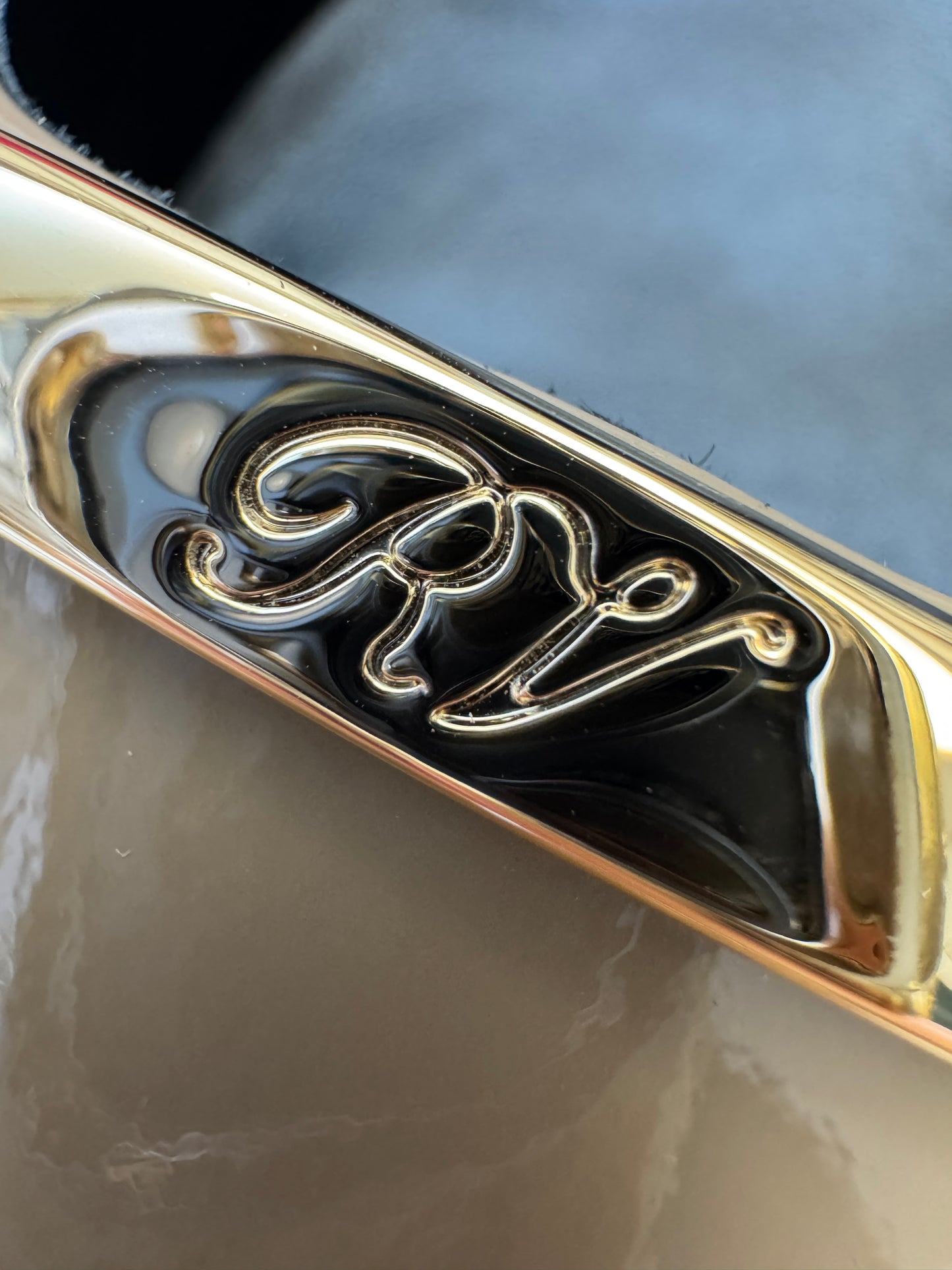 RV Trompette 喇叭跟7cm 漆皮高跟鞋 米灰色