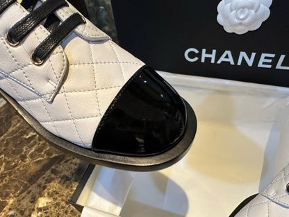 CHANEL 羊皮 菱格字母機車靴 黑白 23a￼