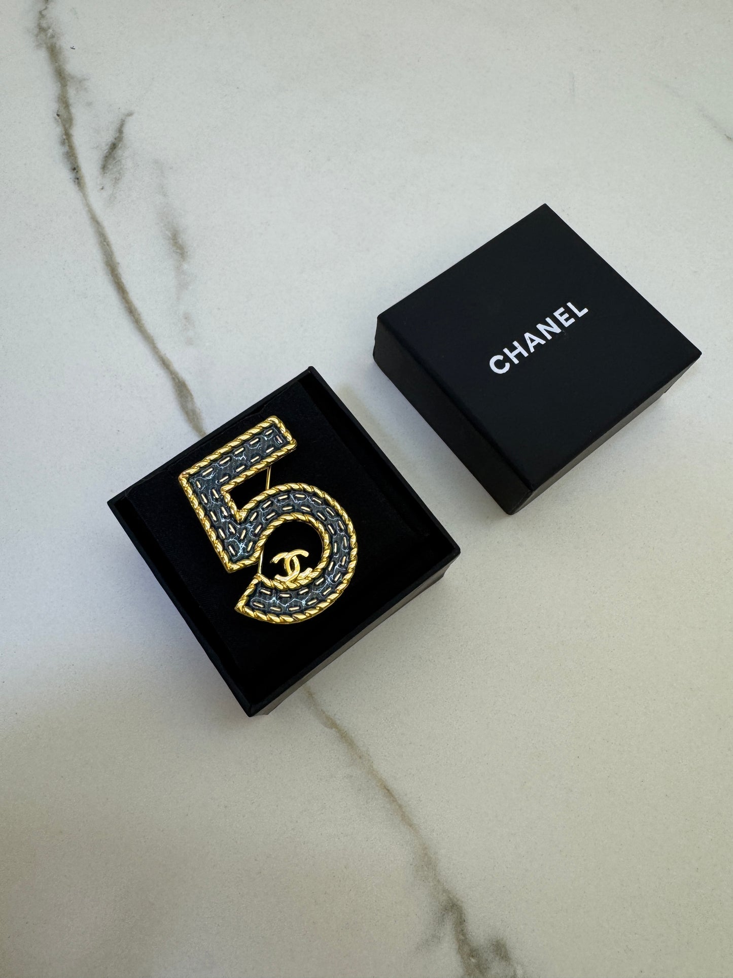 CHANEL 牛仔5號 胸針