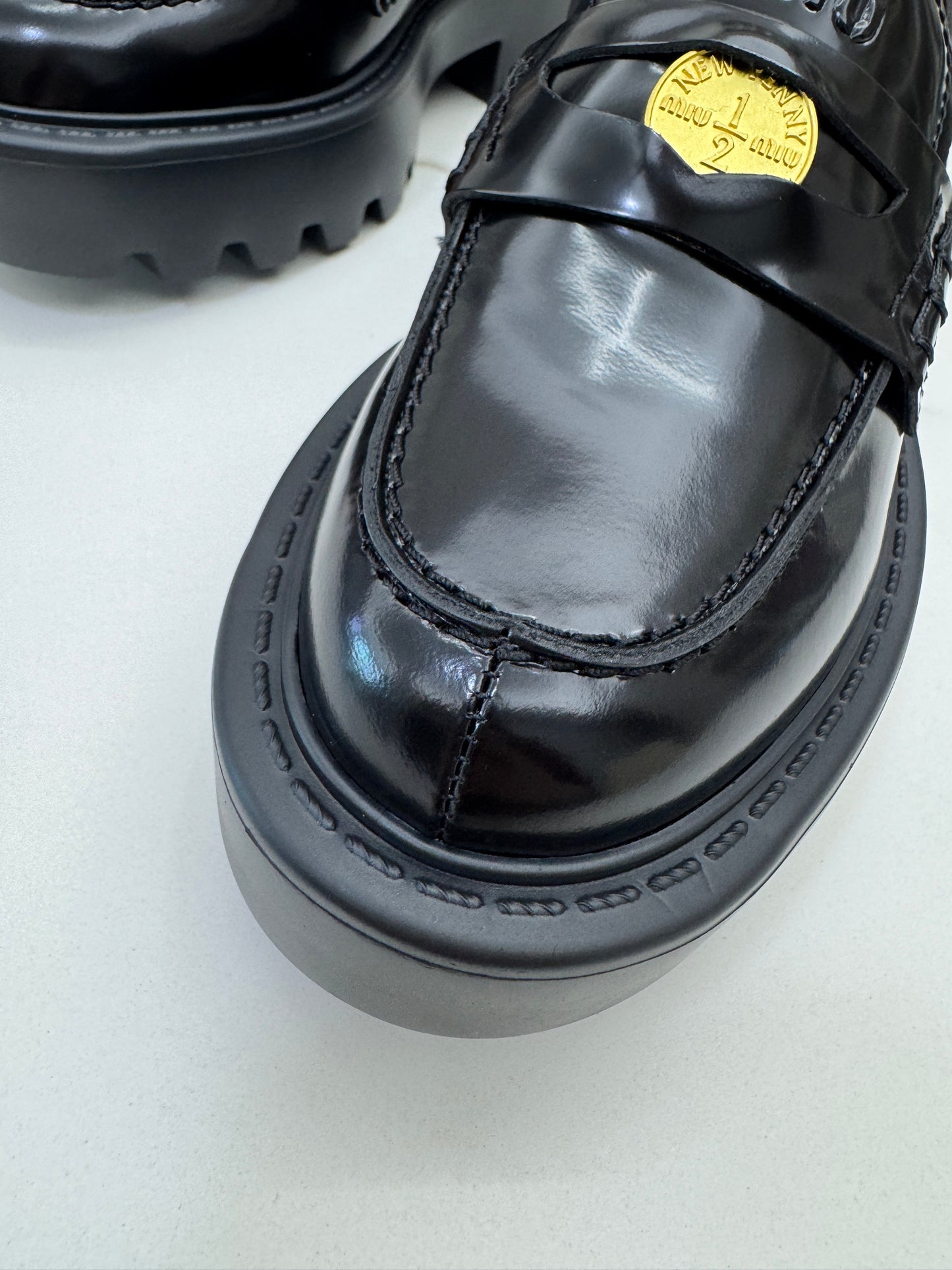 MIU MIU 金幣厚底Loafers 黑色