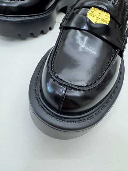 MIU MIU 金幣厚底Loafers 黑色