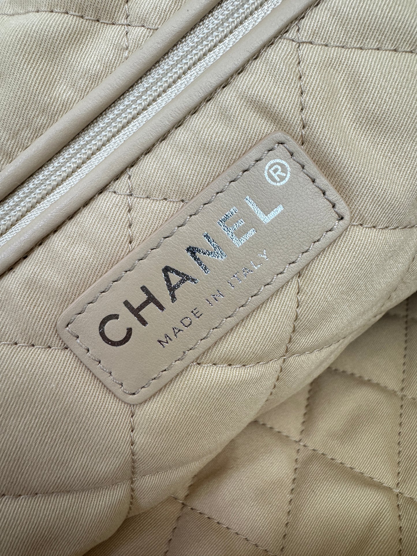 CHANEL 22Bag Medium 白色黑線