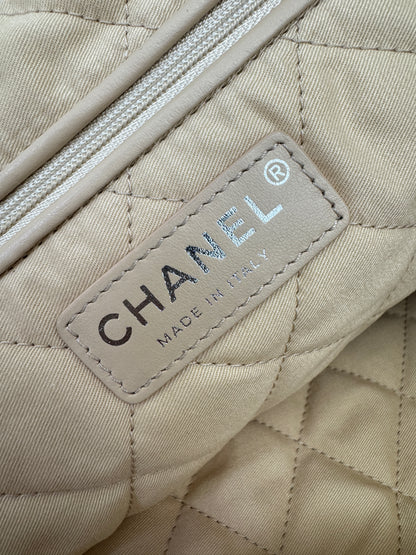 CHANEL 22Bag Medium 白色黑線