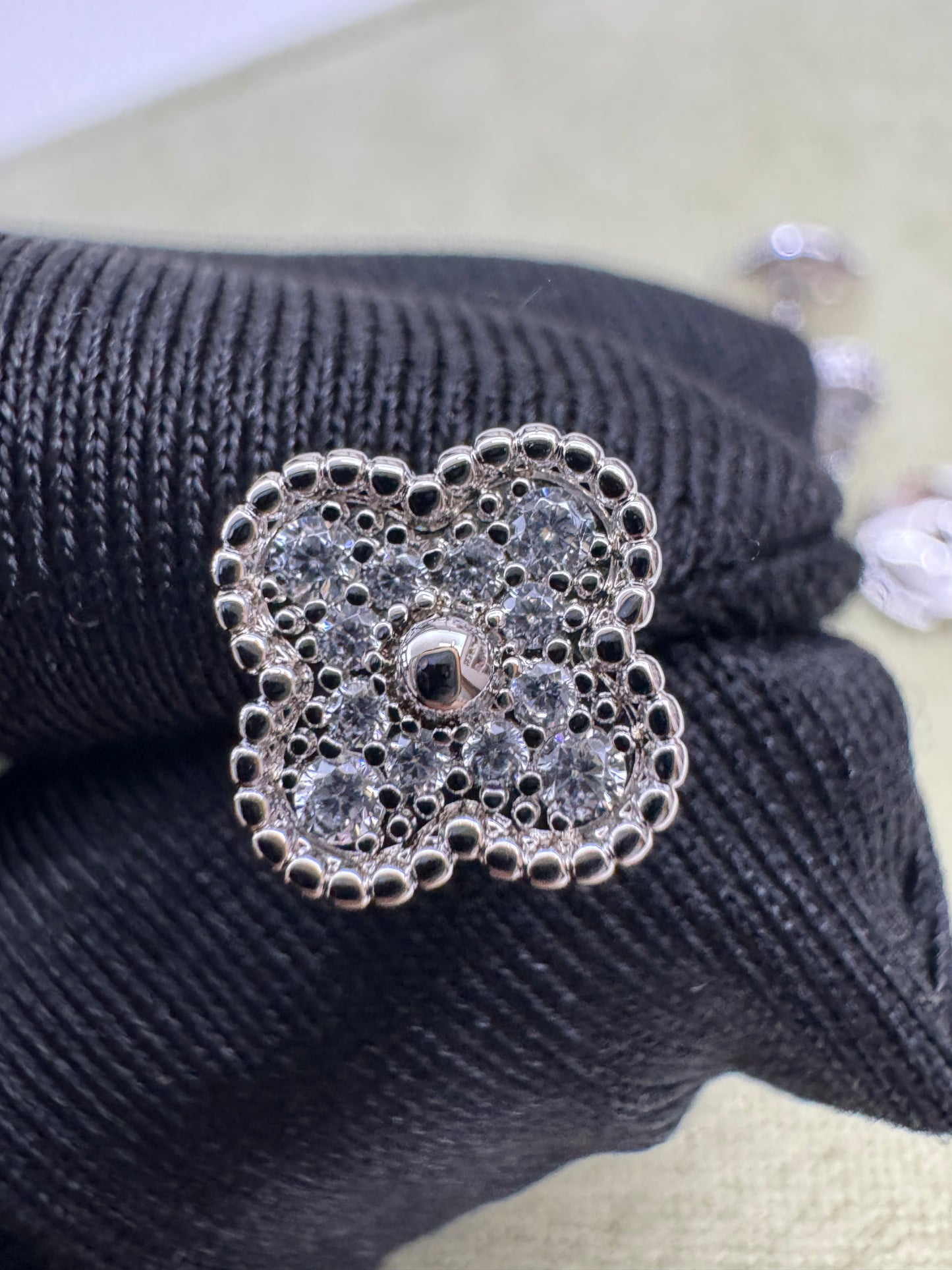 VCA Sweet Alhambra Earrings 滿鑽白金色