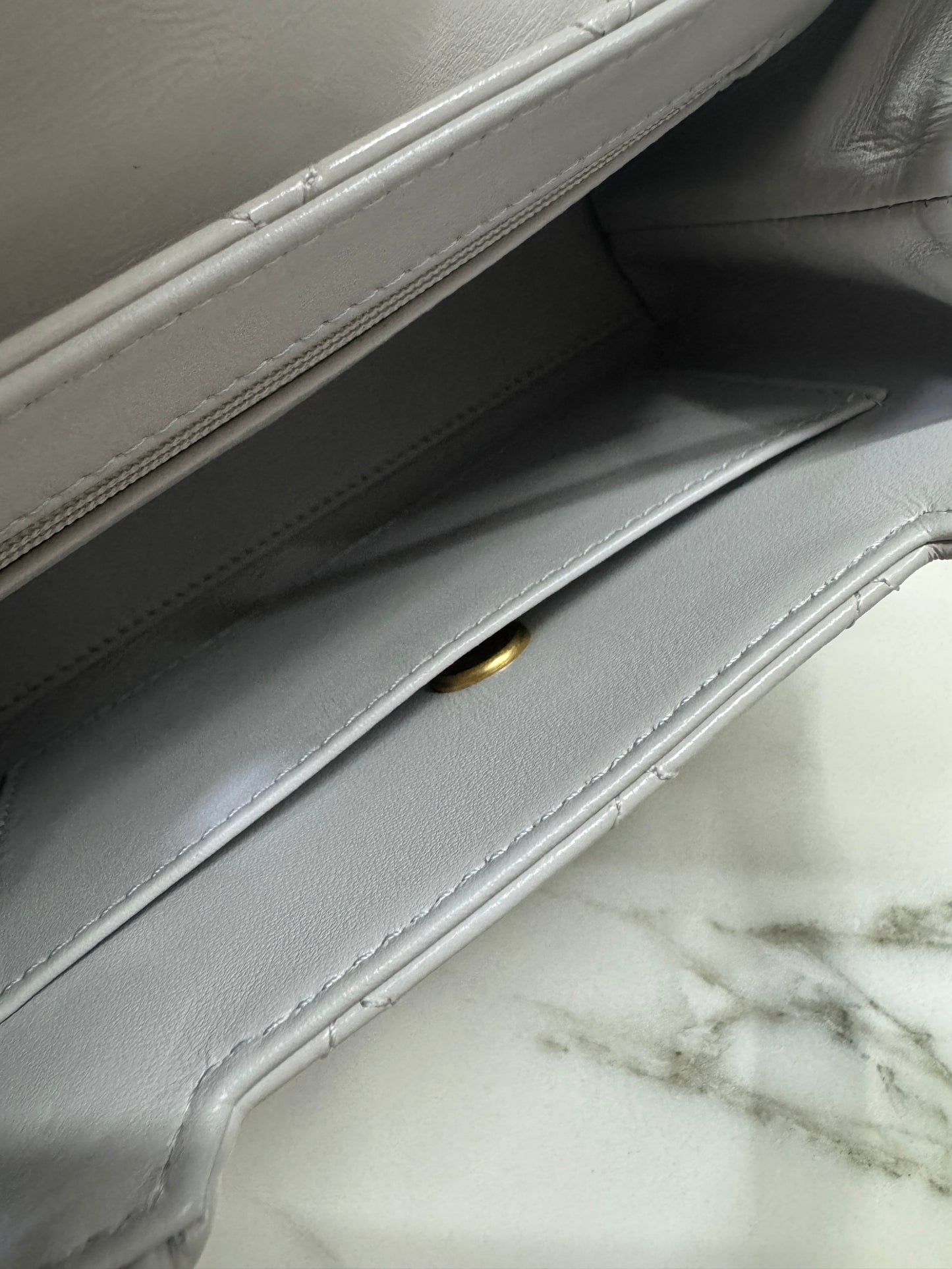 CHANEL 25C Kelly 奶灰色 Incas亮面小牛皮