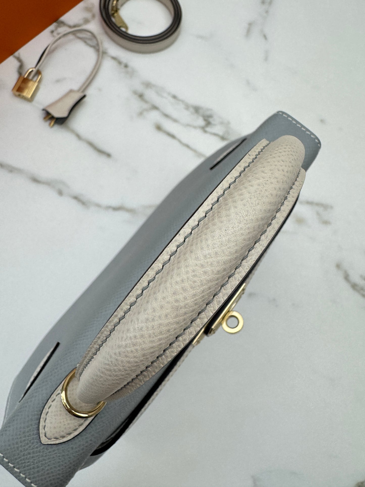HERMES Kelly 25 冰川藍拼奶昔白 Epsom 香檳金扣 8U Bleu Glacier/ 10 Craie PBHW