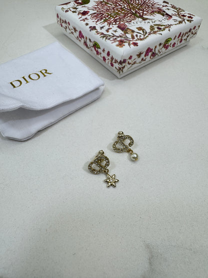 Dior Petit CD Daisy 耳環