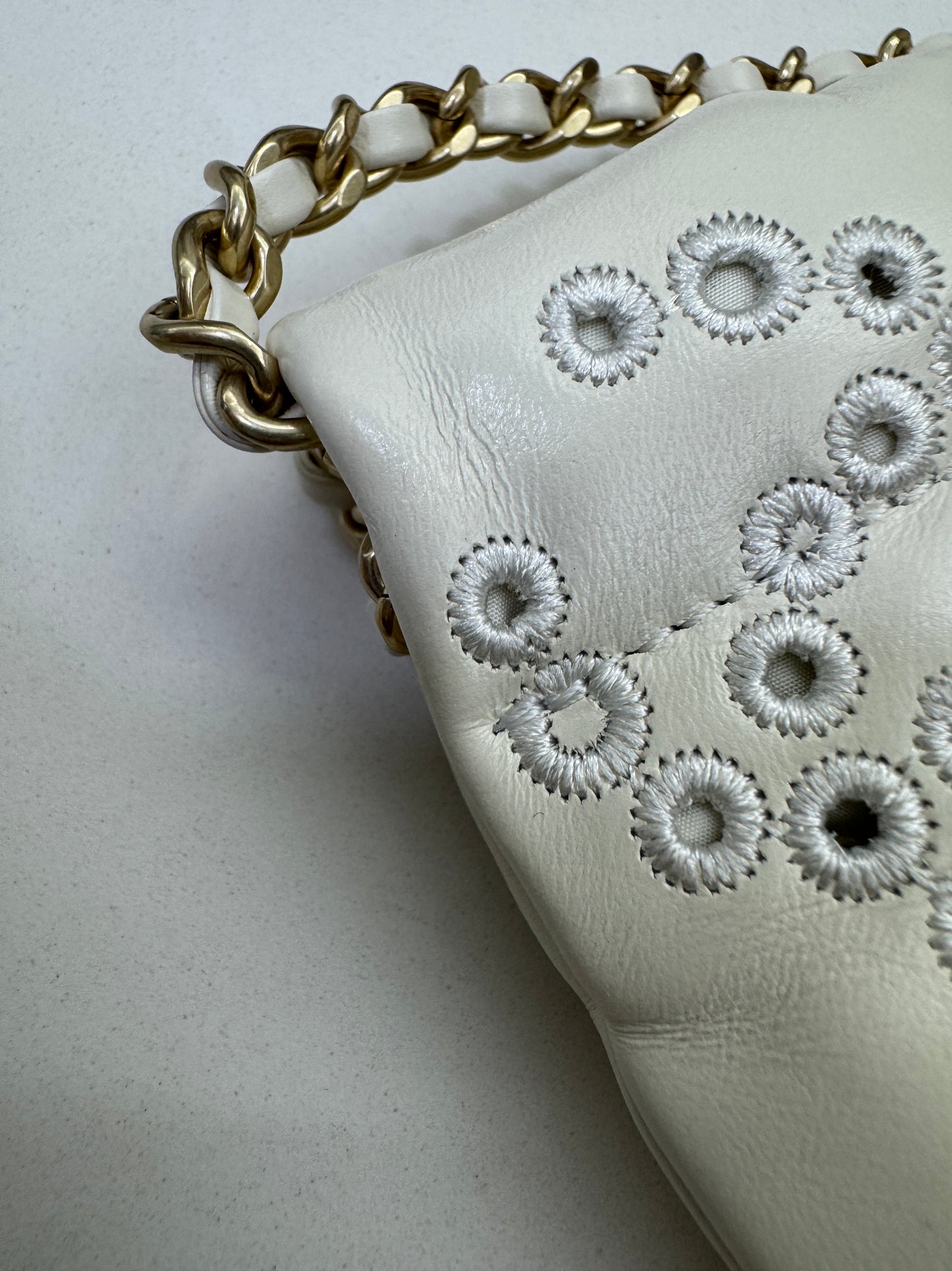 CHANEL 22Bag Mini 鏤空Logo