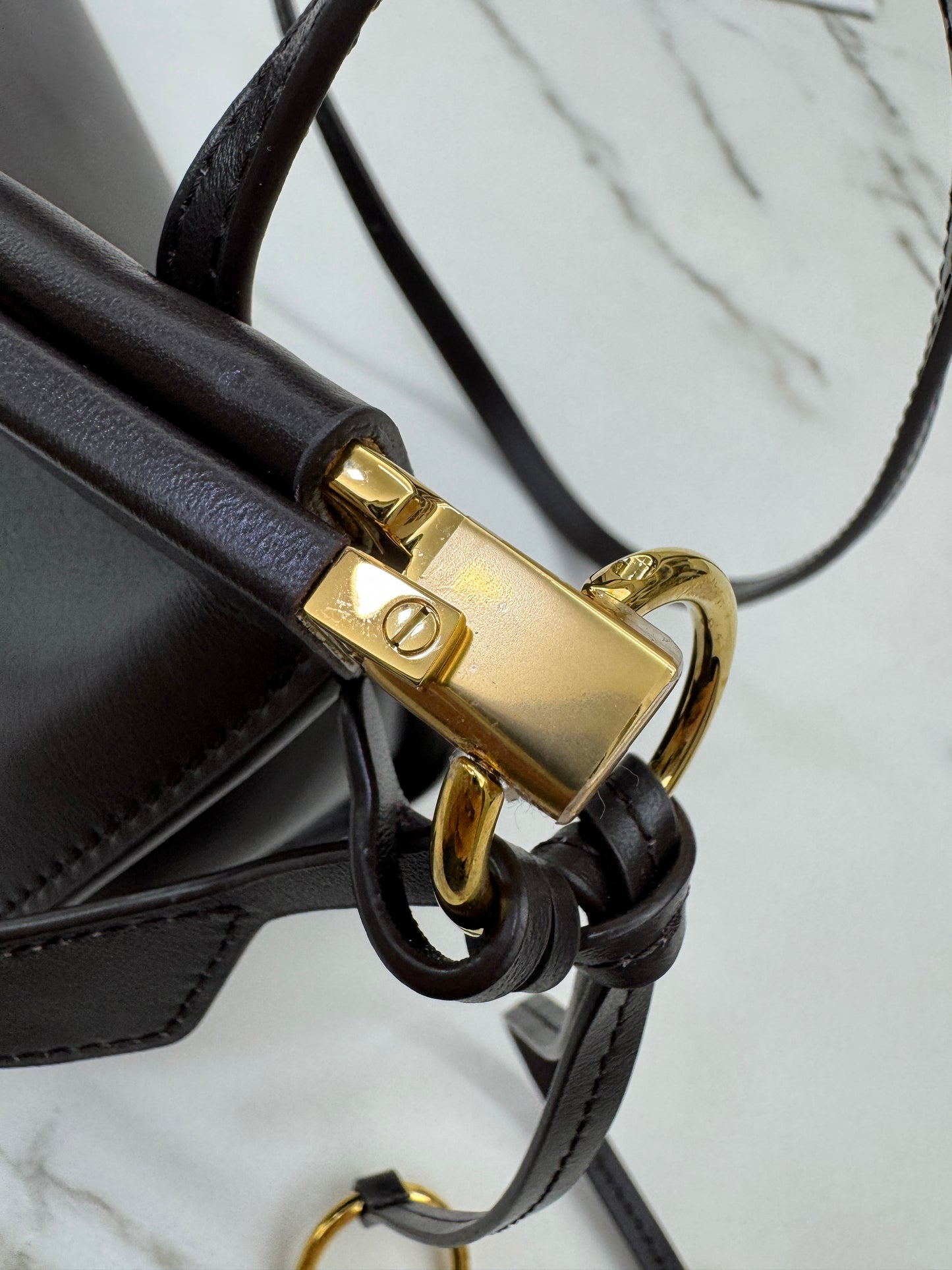ALAIA Le Click East West Medium 深棕色