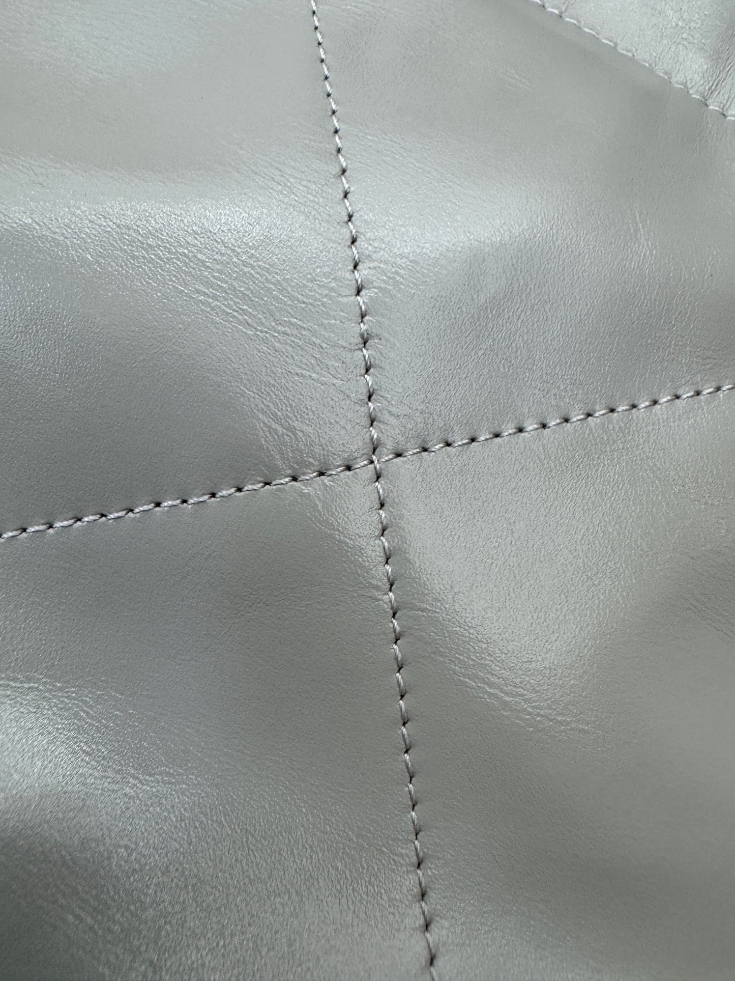 CHANEL 22 Bag Medium 23C淺灰色銀扣