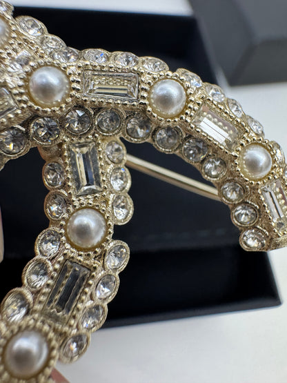 CHANEL 23V 珍珠水鑽胸針 Brooch