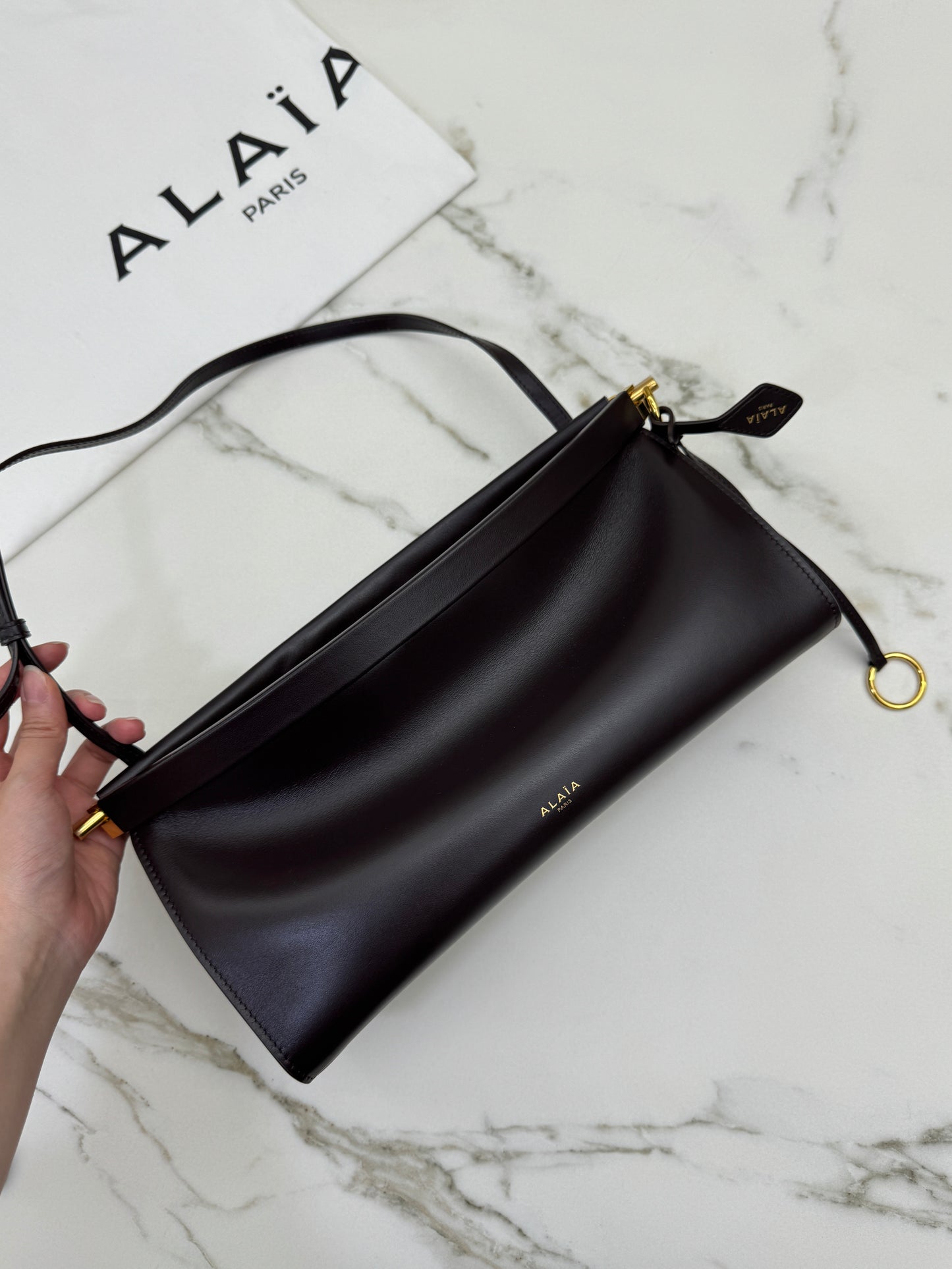 ALAIA Le Click East West Medium 深棕色
