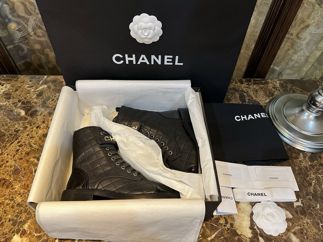 CHANEL 羊皮菱格 機車靴 logo字母￼23A