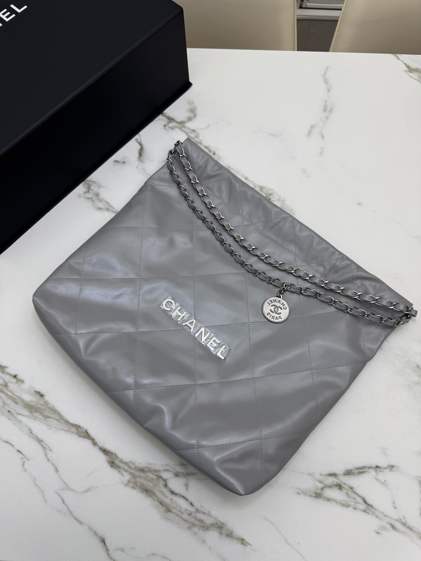 CHANEL 22 Bag Medium 23C淺灰色銀扣