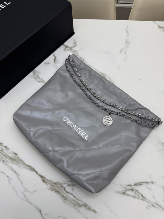 CHANEL 22 Bag Medium 23C淺灰色銀扣