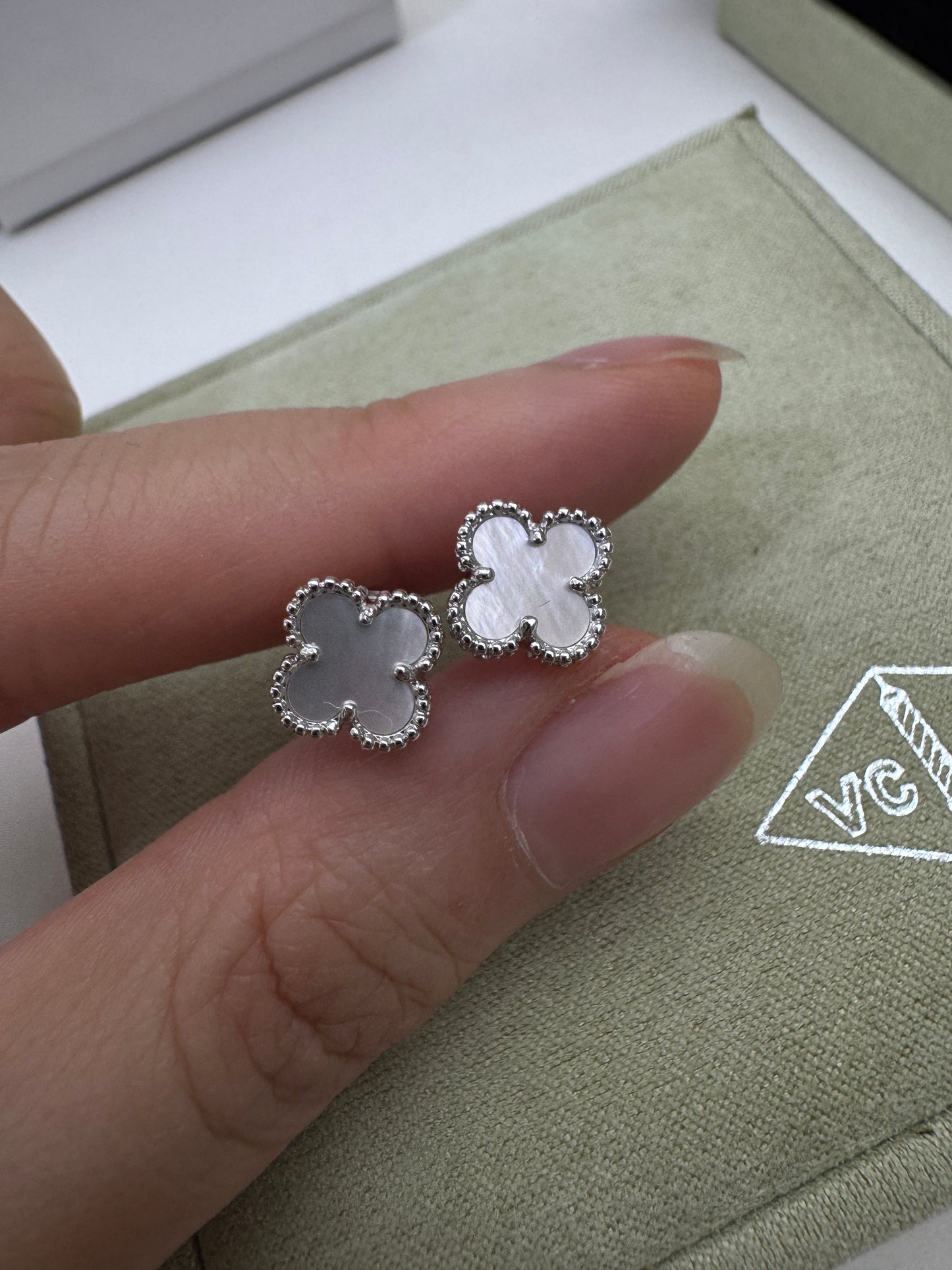 VCA Sweet Alhambra Earrings 白金色白貝母耳環