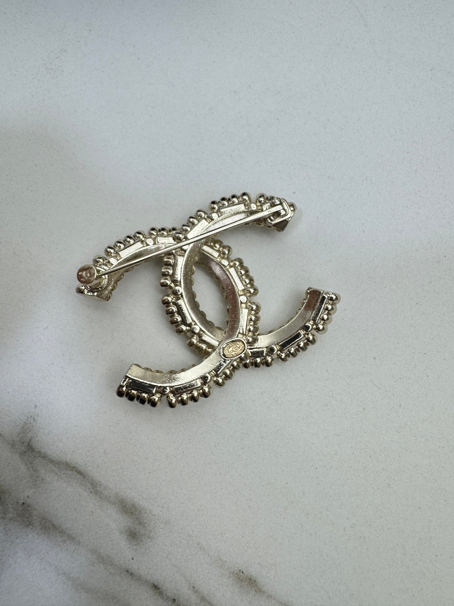 CHANEL 23V 珍珠水鑽胸針 Brooch
