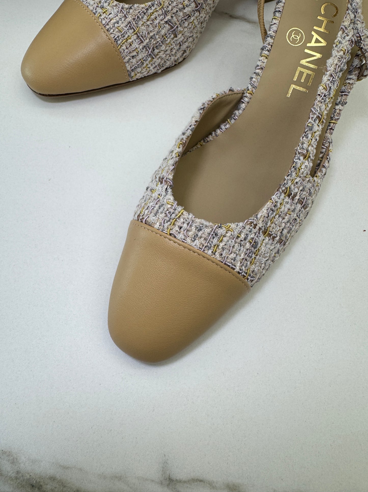 CHANEL 21P 杏色拼米黃紫Tweed Slingback