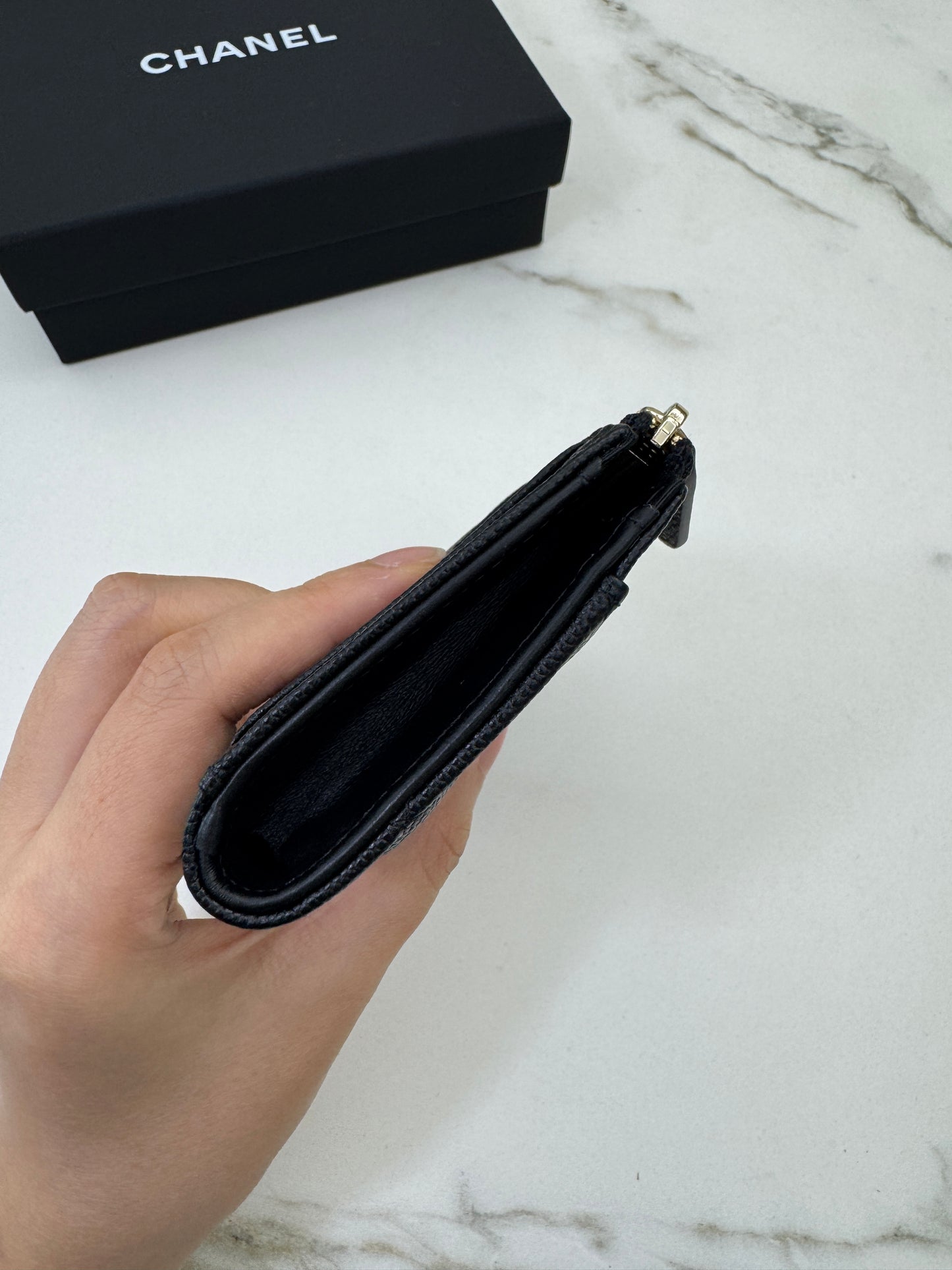 CHANEL 雕刻扣L型拉鏈小錢包