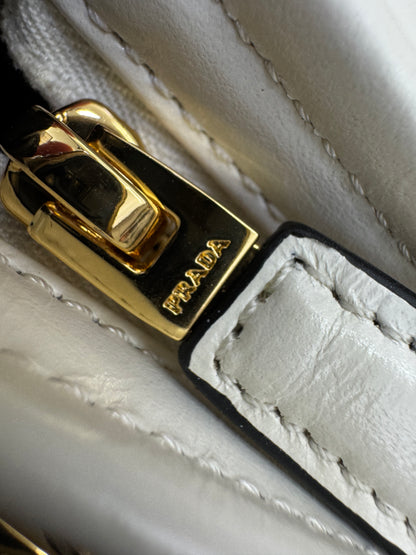 PRADA Bonnie Hobo 白色油蠟皮