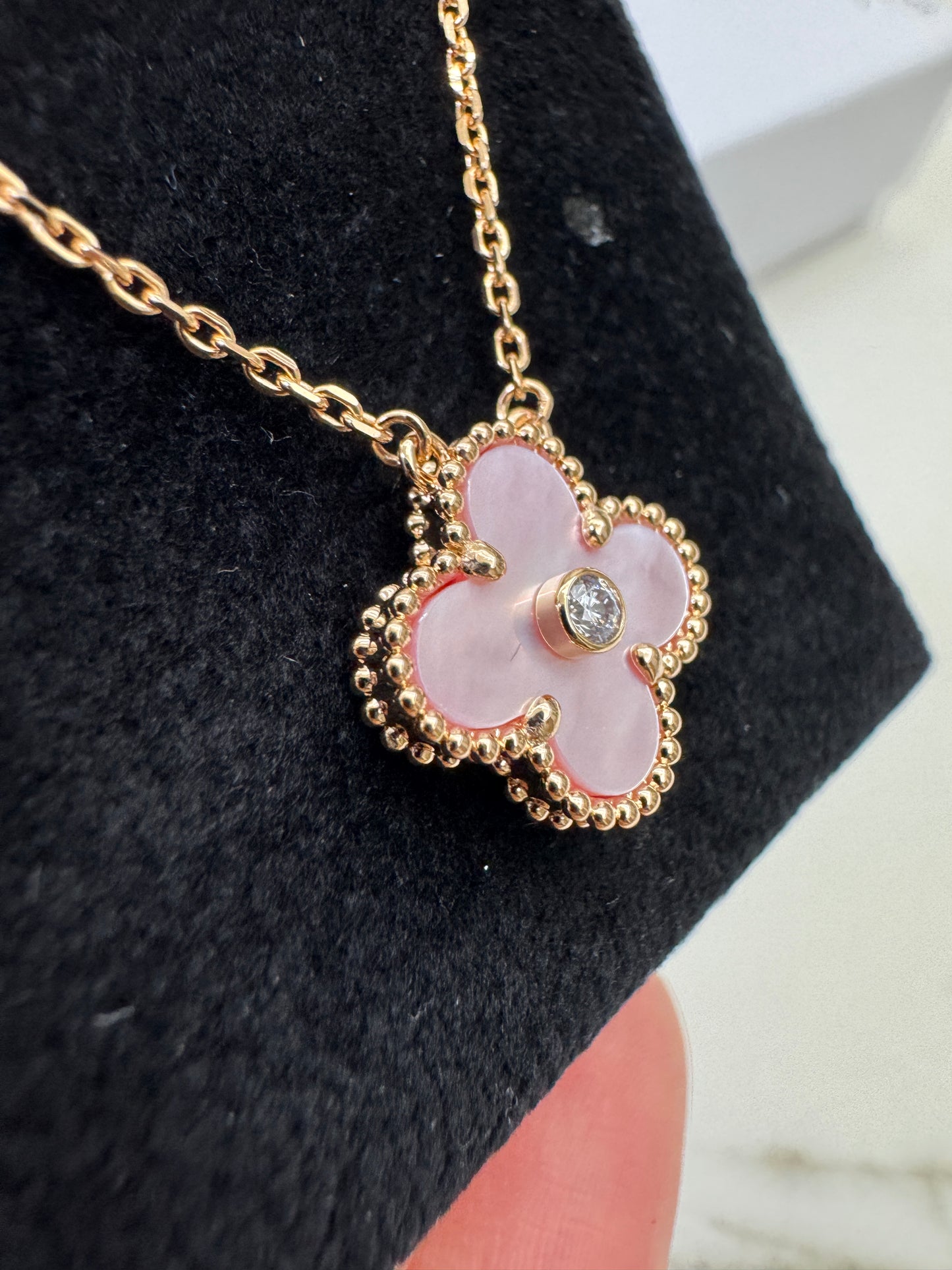 VCA Vintage Alhambra 2025 Holiday Pendant 粉貝母