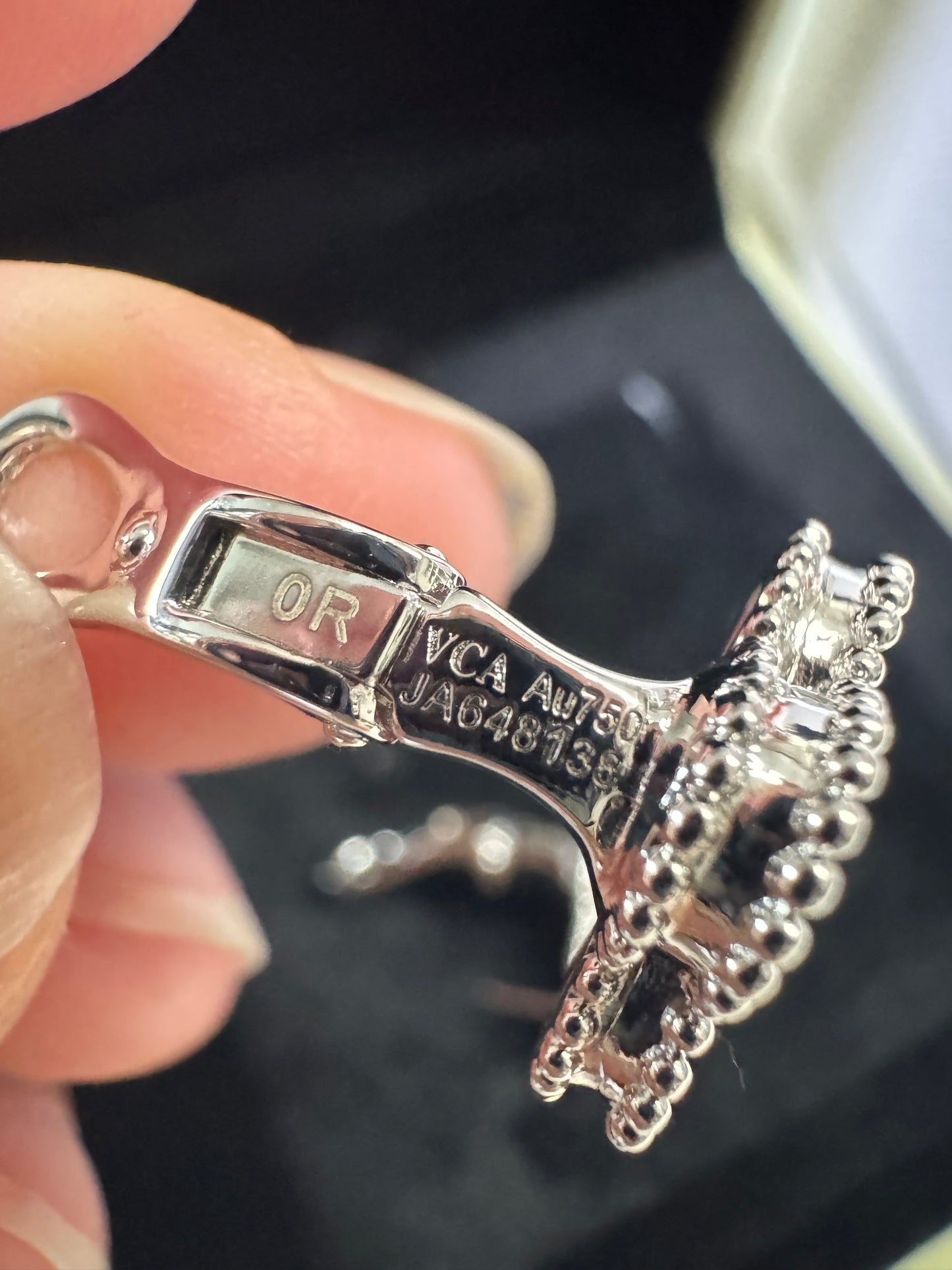 VCA Vintage Alhambra 鐳射白金色耳環