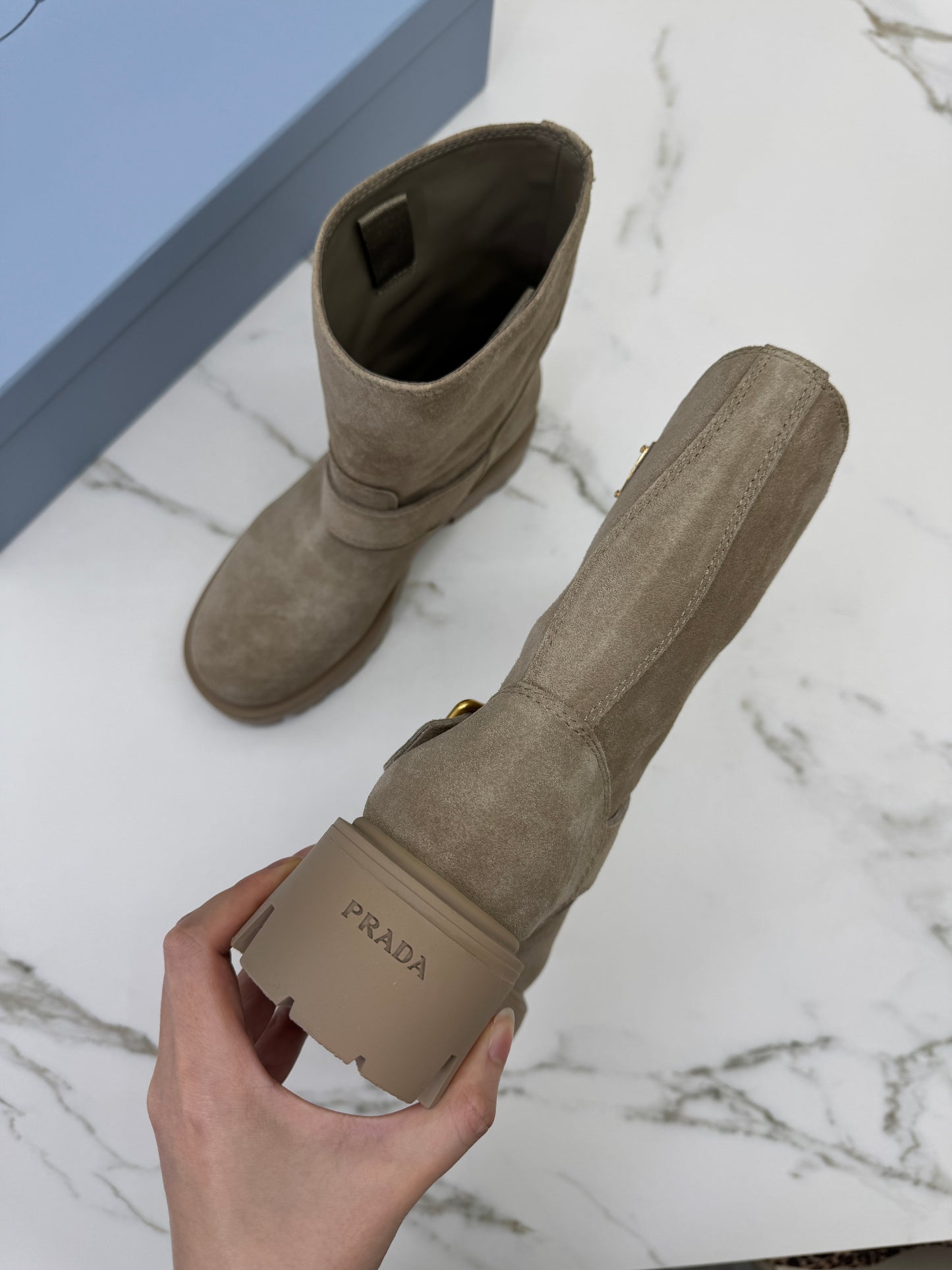 PRADA 卡其色麂皮中筒靴